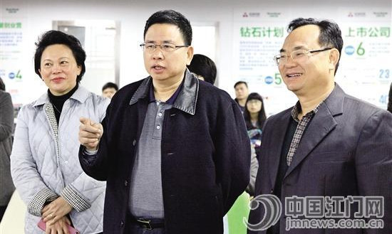 15日,毛榮楷來到高新區(qū)(江海區(qū))火炬大廈的啟迪之星孵化基地實地調(diào)研