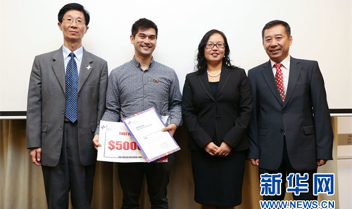 中國駐悉尼總領館科技參贊靳志勇,、商務參贊王洪波、深圳市人力資源和社會保障局黨組成員曾映明向菲利浦·戈貝爾頒獎,。