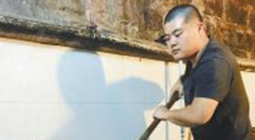 花150萬(wàn)元出國(guó)留學(xué)回來(lái),,本已擁有了一份“白領(lǐng)”的工作,但黨海峰干了一段時(shí)間,,毅然離開,,到重慶學(xué)習(xí)火鍋底料炒制方法。半年前,,他轉(zhuǎn)行與妻子在成都城南開了一家火鍋底料店,。