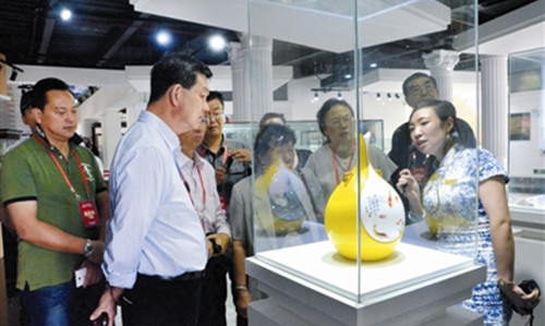 海外僑領(lǐng),、僑商在通明瓷愛谷分會場參觀(深圳僑報記者