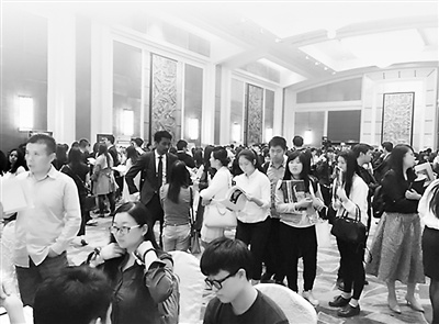 4月24日,,1000余名留學(xué)歸國應(yīng)屆畢業(yè)生和有工作經(jīng)驗的海歸人士,前來參加了由新東方主辦的2016留學(xué)歸國人員春季專場招聘會,,現(xiàn)場氣氛火熱,。(圖片來源:新浪教育)