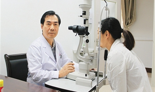 歐波是海南省首個海歸眼科博士,。(醫(yī)院提供)