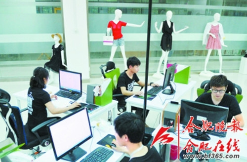 工作人員正在對環(huán)保閑置女裝交易平臺進行系統(tǒng)設(shè)計,。