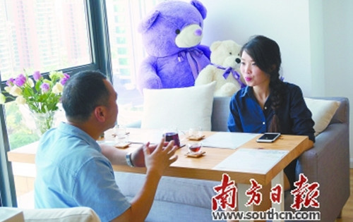 客戶(hù)與張瑩(右)交流旅游心得,。受訪者供圖