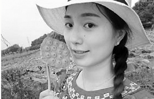 羅曉芳被游客們稱(chēng)為“荷花女神”,。