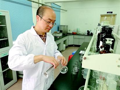 歐陽暉博士在實驗室,。