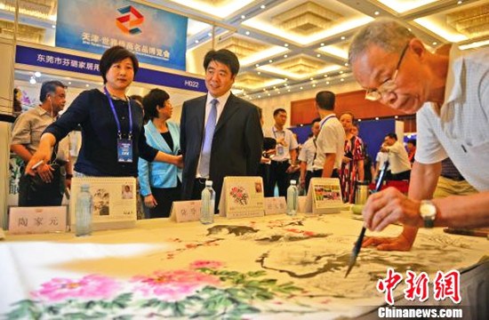 天津市委常委,、統(tǒng)戰(zhàn)部部長王宏江(左二)參觀展會,。 佟郁 攝