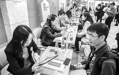 “90后”已經(jīng)是招聘會上的主角。圖為2016年4月在上海舉辦的“2016絡(luò)可英海歸專屬招聘季”,,年輕的海歸求職者正在與人力資源管理人士進(jìn)行面試,。