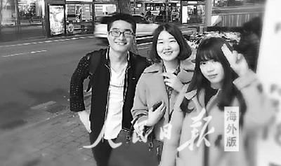 交換生在交換期間的學(xué)習(xí)生活其實(shí)與留學(xué)生相比并無(wú)太大差異,。張龍飛是廈門(mén)大學(xué)新聞傳播學(xué)院的學(xué)生,。他于大三期間到韓國(guó)中央大學(xué)進(jìn)行了為期一年的交換。雖作為交換生,,但他積極融入當(dāng)?shù)氐膶W(xué)習(xí)與生活環(huán)境中,,并與當(dāng)?shù)氐膶W(xué)生打成一片。他們常常在校一同上課,,外出一起玩耍,。圖為張龍飛(左)與韓國(guó)學(xué)生和中國(guó)留學(xué)生外出聚餐后的合影。