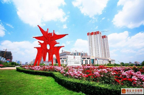 資料圖:商丘市最具特色的標(biāo)志性建筑是位于神火大道上的“商”字,。(來(lái)源:商丘市人民政府)