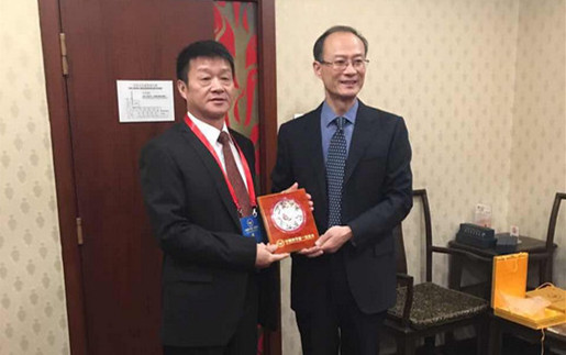 中國(guó)和平統(tǒng)一促進(jìn)會(huì)副秘書長(zhǎng)孫凌燕(左)向陳慶平贈(zèng)送紀(jì)念品,。