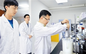 林海暉在實驗室測試新材料,。
