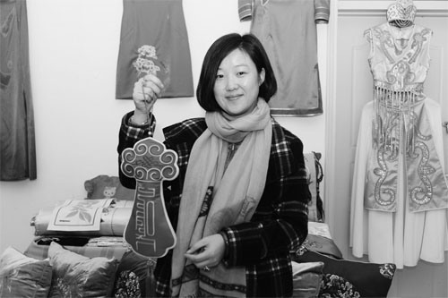 冬蘭展示自己設計制作的錫伯族特色飾品。