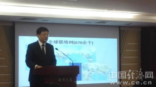 中國(guó)僑網(wǎng)圖說(shuō):發(fā)布現(xiàn)場(chǎng),,北京市商務(wù)委副主任宋建明介紹平臺(tái)情況。