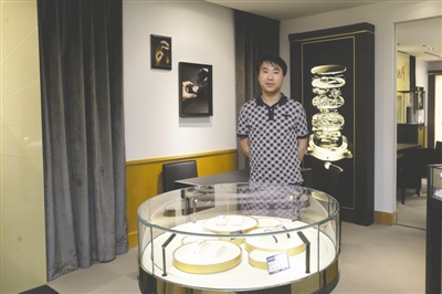 中國(guó)僑網(wǎng)成都亨得利鐘表店,,80后副總經(jīng)理張里 成都商報(bào)記者 張建 攝