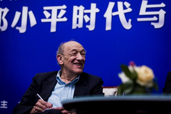 中國僑網(wǎng)2013年4月24日,,歐美同學(xué)會在北京舉行“鄧小平時代與未來三十年”論壇,,《鄧小平時代》作者,、哈佛大學(xué)費(fèi)正清東亞研究中心前主任傅高義教授(Dr.Ezra Feivel Vogel)演講并座談,。視覺中國供圖