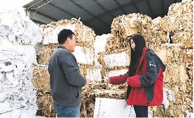 中國僑網(wǎng)這是桂博文的廢品回收站,,她(右)正與工作人員交談工作事宜,。