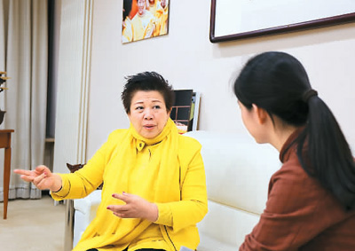 中國僑網(wǎng)圖為王琳達(左)接受本報記者采訪。張?zhí)m攝