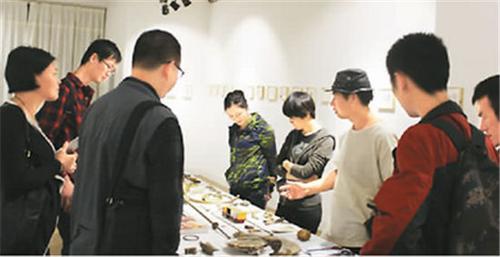 中國(guó)僑網(wǎng)周圓(右三)經(jīng)常在自己的藝術(shù)空間舉辦活動(dòng),,與設(shè)計(jì)師們共同探討,。