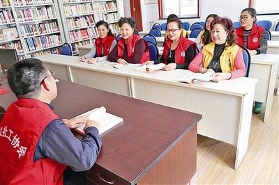 中國(guó)僑網(wǎng)給自己的社工團(tuán)隊(duì)講述社工知識(shí),。