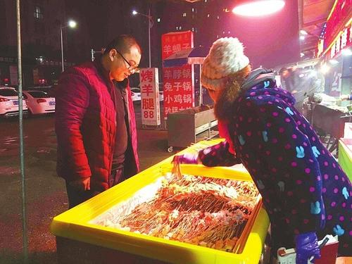 中國僑網(wǎng)老尹在察看經(jīng)銷商的肉制品。
