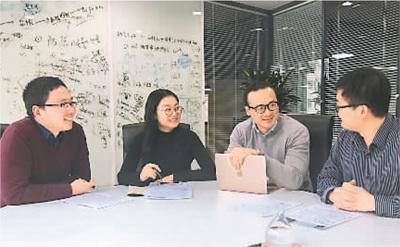中國僑網(wǎng)阮安邦(右二)在中關(guān)村與團隊成員一同討論創(chuàng)業(yè)園區(qū)相關(guān)政策和公司未來發(fā)展方向,。(圖片由受訪者提供)