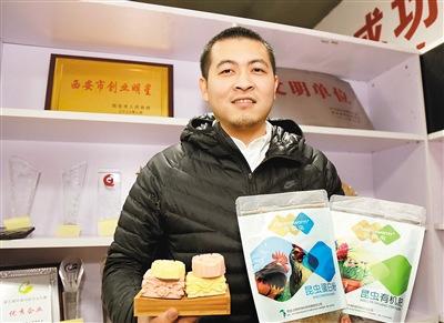 中國(guó)僑網(wǎng)留學(xué)生創(chuàng)業(yè)者武錚的項(xiàng)目是把餐廚垃圾變廢為寶 記者 謝偉 攝