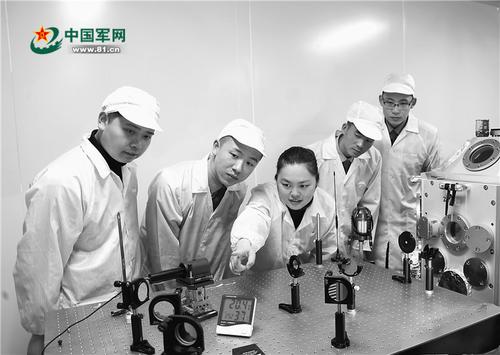 中國僑網實驗室里,姜靜(左三)指導學員進行科研攻關,。 雷 雯攝