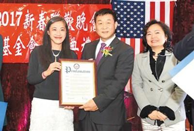 中國(guó)僑網(wǎng)圖為美國(guó)國(guó)會(huì)議員孟昭文代表黃敏怡(左一)向張富?。ㄖ校╊C發(fā)美國(guó)國(guó)會(huì)褒獎(jiǎng)狀,。