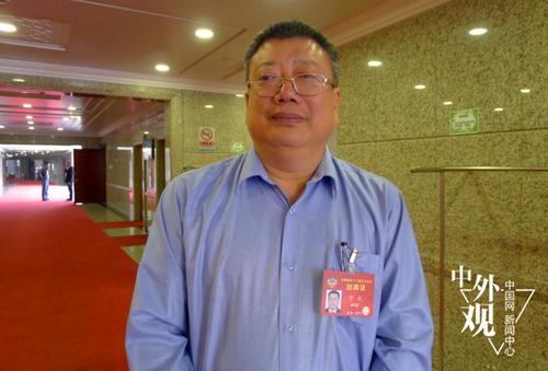 中國僑網(wǎng)全國政協(xié)常委,、廣東省僑聯(lián)副主席李崴接受中國網(wǎng)記者采訪,。中國網(wǎng) 李智/攝