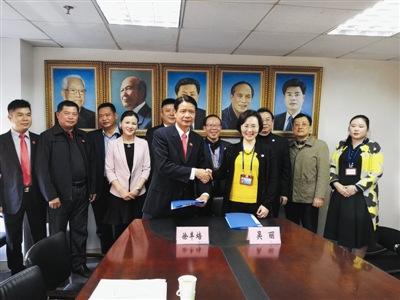 中國(guó)僑網(wǎng)徐豐培(前排左一)代表越南中國(guó)商會(huì)廣東企業(yè)聯(lián)合會(huì)與深圳工業(yè)總會(huì)締結(jié)為友好商會(huì),。