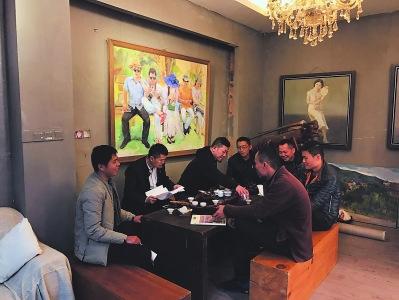 中國僑網“原創(chuàng)聯盟” 的成員們在熱烈探討莆田原創(chuàng)油畫的相關話題,。