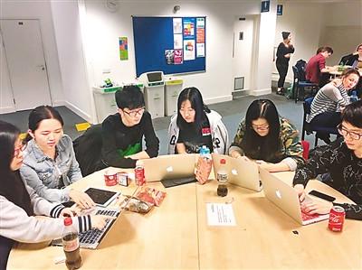 中國僑網(wǎng)在留學時,,薄夢(右三)在圖書館和同學一起討論小組作業(yè),。