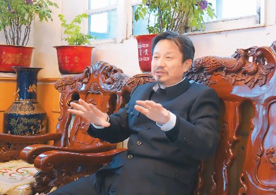 中國僑網(wǎng)圖為董配永接受采訪,。薛可炎 攝