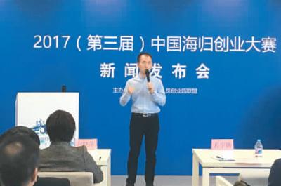 中國僑網(wǎng)活動還未開始,,會場內(nèi)已經(jīng)有許多嘉賓,。圖為崔建勛與準備參賽的海歸分享自己的參賽,、創(chuàng)業(yè)經(jīng)驗,。