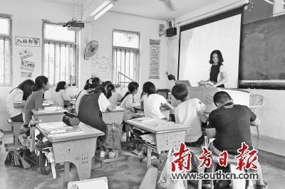 中國僑網(wǎng)在紅場希望小學(xué),趙一蓉兼教語文和英語,。