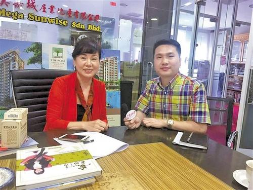 中國僑網拿督黃小娟(左)接受羊城晚報記者專訪