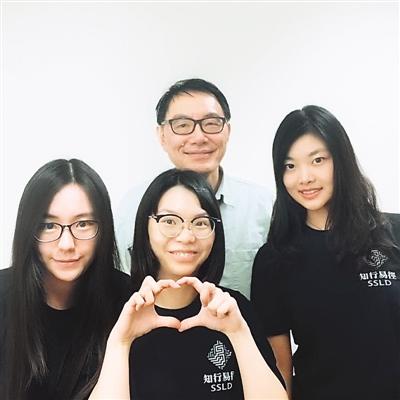 中國僑網(wǎng)游可欣(左一)在留學(xué)期間,,完成錄制網(wǎng)上視頻課程的任務(wù),。圖為游可欣在休息之余,,與教授和同學(xué)的合影,。