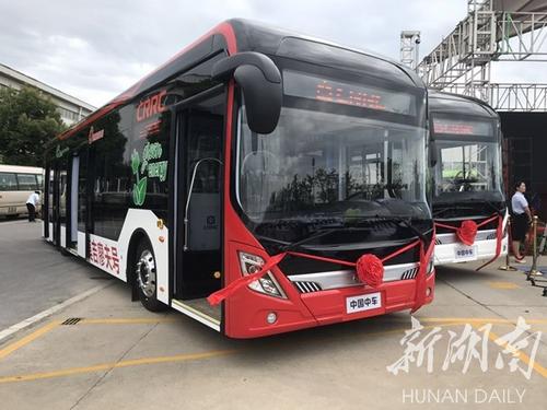 中國僑網(wǎng)6月10日上午,兩臺由湖南中車時代電動汽車股份有限公司生產(chǎn)的新能源純電動巴士在株洲正式下線,并贈送給白俄羅斯莫吉廖夫州,。湖南日報記者 孫敏堅 攝