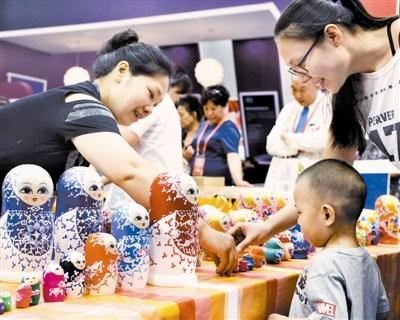 中國僑網(wǎng)圖① 俄羅斯系列商品吸引小朋友目光,。尉遲健平攝