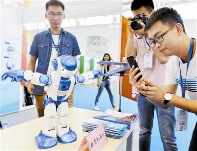 中國僑網(wǎng)圖③ 教育機器人亮相,。尉遲健平攝