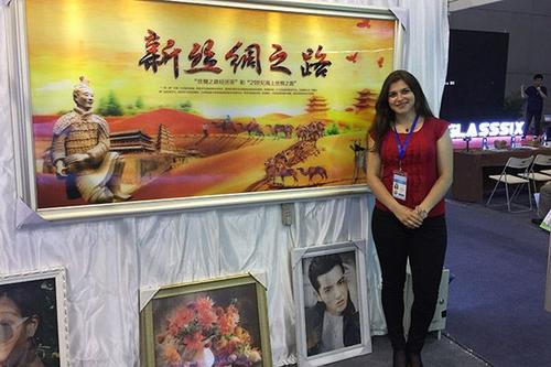 中國(guó)僑網(wǎng)6月3日,,西安交通大學(xué)留學(xué)生雅各維奇·安杰拉(Jacimovic Andjela)在印有“新絲綢之路”的照片前留影。該照片拍攝地為中國(guó)西南部陜西省西安市,。照片來(lái)源:中國(guó)日?qǐng)?bào)網(wǎng)