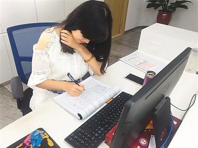 中國僑網(wǎng)劉一鑠認為,跳槽到新的一家公司,,去新的崗位工作,,要掌握新公司要求掌握的技能,,所以提前做好工作準(zhǔn)備十分必要。圖為劉一鑠正在辦公室做財務(wù)賬表,。