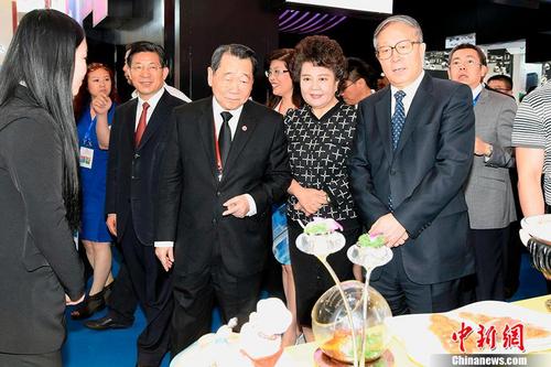中國僑網(wǎng)6月14日,2017中國·天津華僑華人創(chuàng)業(yè)發(fā)展洽談會在天津梅江會展中心開幕,。圖為中國國務院僑辦主任裘援平,、天津市委書記李鴻忠、天津市市長王東峰,、中國僑商投資企業(yè)協(xié)會會長謝國民參觀世界僑商項目與商品博覽會,。 中新社記者 佟郁 攝