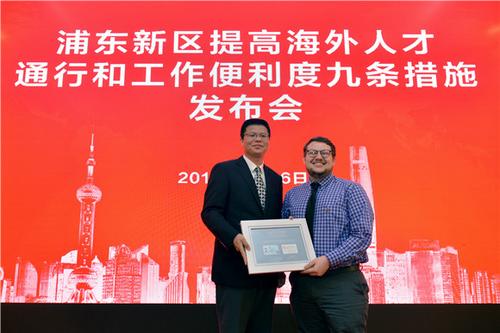 中國僑網(wǎng)上海紐約大學的Tyler Paul Rhorick(泰勒·保羅·羅瑞克)同學收到了全國首張本科學歷 攝影:張弦