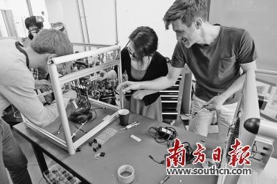 中國僑網(wǎng)目前福田區(qū)擁有六大創(chuàng)客空間,,總面積達1.5萬平方米,入駐項目147個,,其中優(yōu)質(zhì)孵化項目26個,。圖為硬件創(chuàng)業(yè)孵化器HAX聚集了海內(nèi)外創(chuàng)客們。南方日報記者 魯力 攝