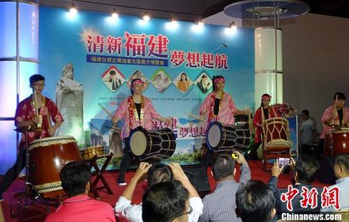 中國僑網(wǎng)招聘會現(xiàn)場的暖場表演,。中新社記者 路梅 攝