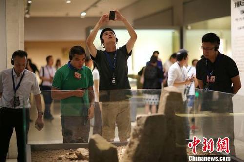 中國僑網(wǎng)華裔青年被展出的文物吸引,。 泱波 攝