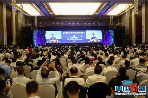 中國僑網(wǎng)7月8日,第十七屆華僑華人創(chuàng)業(yè)發(fā)展洽談會在武漢開幕,,來自海內(nèi)外共計4000余代表參會,。其中,,參會海外嘉賓有1661名,來自全球72個國家和地區(qū),,海外代表以及來自的國家和地區(qū)數(shù)量創(chuàng)下歷史新高,。截至目前,“華創(chuàng)會”已累計引進(jìn)海外高層次人才2萬余人,,簽約項目4000多個,,總投資額達(dá)2800多億元人民幣。(圖片來源:中國僑網(wǎng))