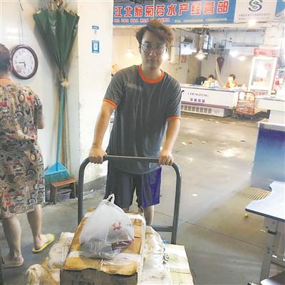 中國僑網(wǎng)晚上,路林市場賣海鮮,。(許婉清 攝)